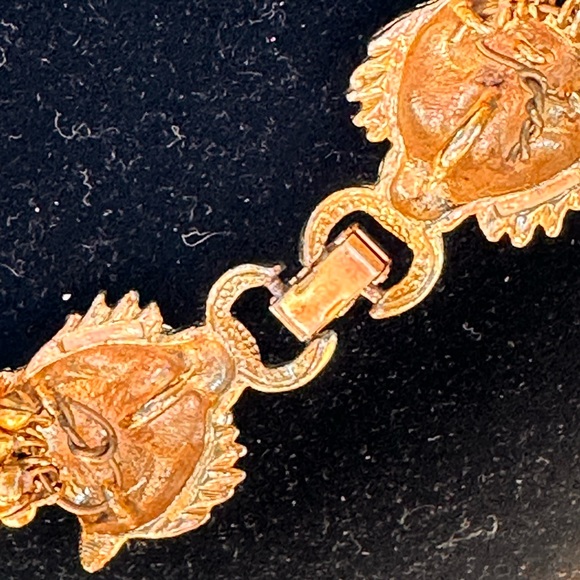 Incredible multi-string pearl necklace with diamond-eyed lions - Picture 4 of 6